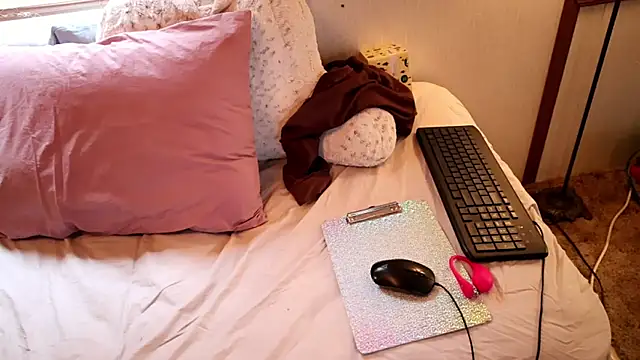 Snapshot of xxpixeyxx chatting on 11/09/25, 03:10 xxpixeyxx online show from 11/09/25, 03:10