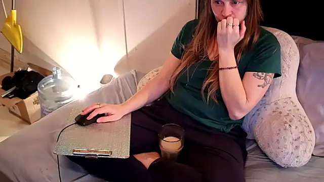 Snapshot of xxpixeyxx chatting on 11/15/25, 11:32 xxpixeyxx online show from 11/15/25, 11:32