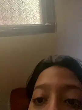 Snapshot of laila044 chatting on 10/23/25, 01:32 laila044 online show from 10/23/25, 01:32