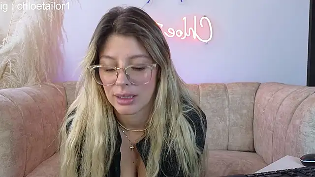 ChloeTailor  online show from 02/12/25, 07:24