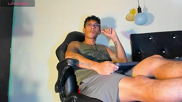 Snapshot of FuckHardlove chatting on 12/28/24, 05:25 FuckHardlove online show from 12/28/24, 05:25