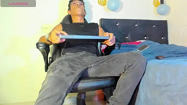 Snapshot of FuckHardlove chatting on 02/14/25, 03:22 FuckHardlove online show from 02/14/25, 03:22