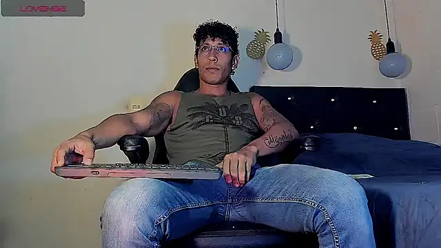 Snapshot of FuckHardlove chatting on 03/08/25, 10:45 FuckHardlove online show from 03/08/25, 10:45