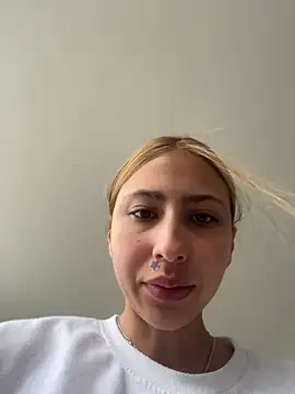 Snapshot of Ameellie chatting on 06/25/26, 03:27 Ameellie online show from 06/25/26, 03:27