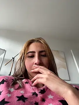 Snapshot of Ameellie chatting on 07/03/26, 02:01 Ameellie online show from 07/03/26, 02:01
