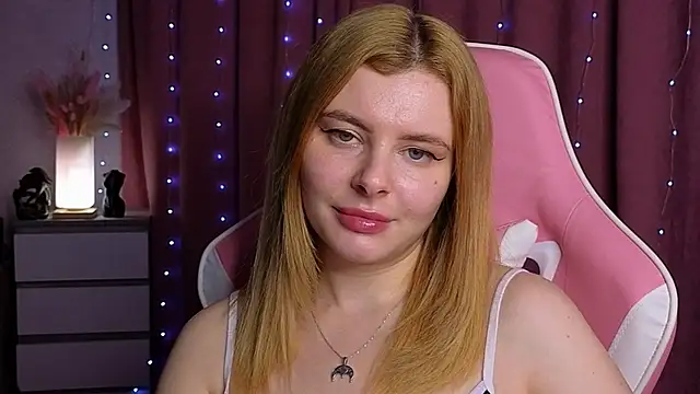 Snapshot of Day-off chatting on 11/21/25, 04:11 Day-off online show from 11/21/25, 04:11