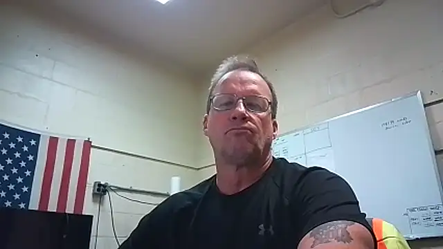 Snapshot of Cockrub1 chatting on 11/12/25, 12:38 Cockrub1 online show from 11/12/25, 12:38