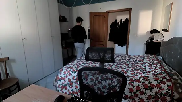 Snapshot of Alexox02 chatting on 01/04/25, 10:38 Alexox02 online show from 01/04/25, 10:38