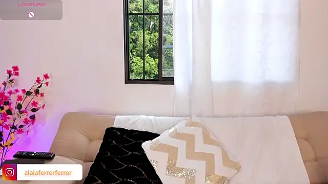 Snapshot of Alaia_Ferrer_ chatting on 10/11/25, 08:29 Alaia Ferrer online show from 10/11/25, 08:29
