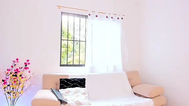 Snapshot of Alaia_Ferrer_ chatting on 10/12/25, 08:19 Alaia Ferrer online show from 10/12/25, 08:19