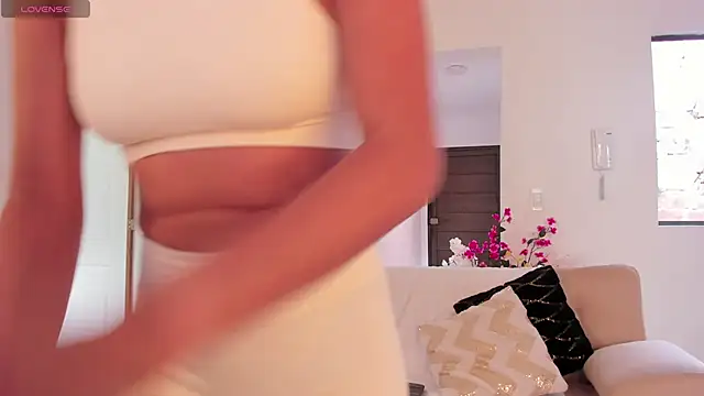 Snapshot of Alaia_Ferrer_ chatting on 11/17/25, 08:14 Alaia Ferrer online show from 11/17/25, 08:14