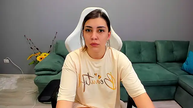 Snapshot of EveEvian chatting on 06/18/26, 02:10 EveEvian online show from 06/18/26, 02:10