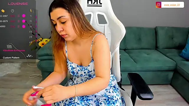 Snapshot of EveEvian chatting on 06/19/26, 11:14 EveEvian online show from 06/19/26, 11:14