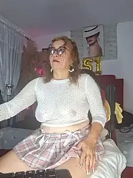 Snapshot of evelin_hott chatting on 02/12/25, 12:48 evelin hott online show from 02/12/25, 12:48