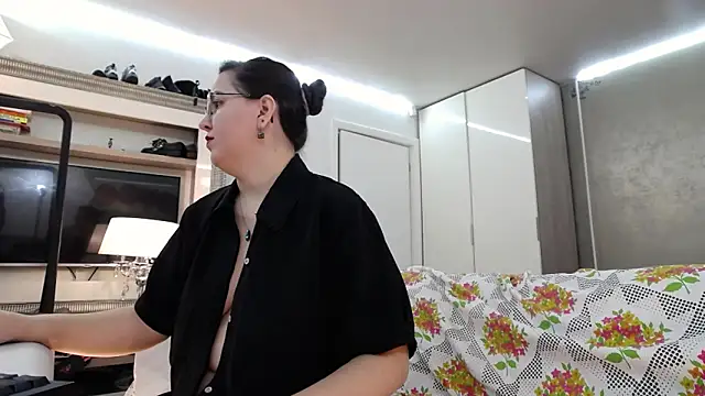 ILoveToFeelU online show from 11/24/25, 04:29