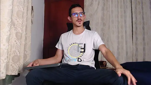 Snapshot of HomeAloneK chatting on 09/28/25, 09:20 HomeAloneK online show from 09/28/25, 09:20