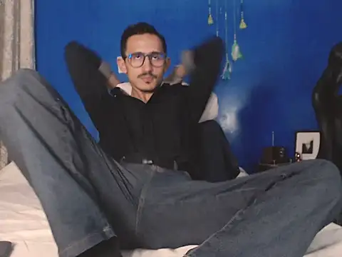 Snapshot of HomeAloneK chatting on 10/26/25, 08:15 HomeAloneK online show from 10/26/25, 08:15