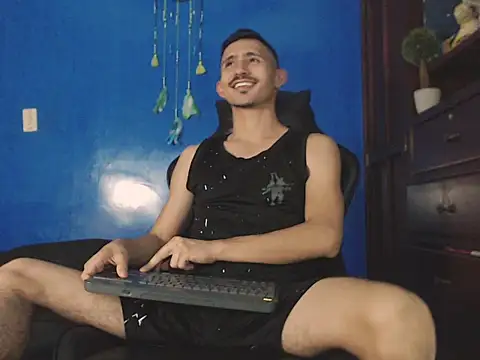 Snapshot of HomeAloneK chatting on 11/02/25, 07:49 HomeAloneK online show from 11/02/25, 07:49