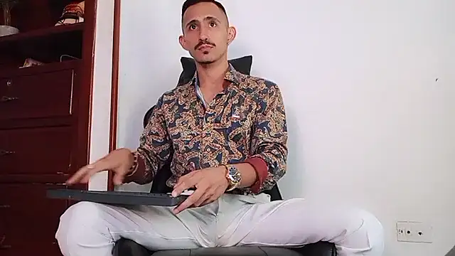 Snapshot of HomeAloneK chatting on 11/25/25, 07:36 HomeAloneK online show from 11/25/25, 07:36