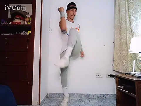 Snapshot of HomeAloneK chatting on 11/30/25, 07:51 HomeAloneK online show from 11/30/25, 07:51