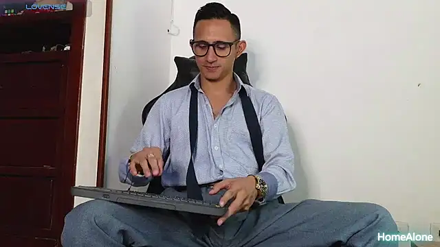 Snapshot of HomeAloneK chatting on 12/02/25, 07:53 HomeAloneK online show from 12/02/25, 07:53