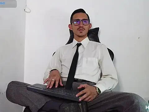 Snapshot of HomeAloneK chatting on 12/14/25, 07:40 HomeAloneK online show from 12/14/25, 07:40