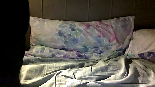 Snapshot of enty-y chatting on 03/28/26, 10:37 enty-y online show from 03/28/26, 10:37