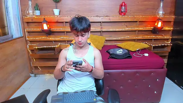 Snapshot of alex_477 chatting on 09/19/25, 11:44 alex 477 online show from 09/19/25, 11:44