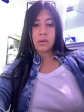 Snapshot of kim_monti chatting on 10/27/25, 08:57 kim monti online show from 10/27/25, 08:57