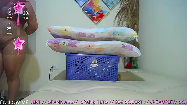 Snapshot of vegalaura__ chatting on 02/13/25, 01:29 vegalaura online show from 02/13/25, 01:29