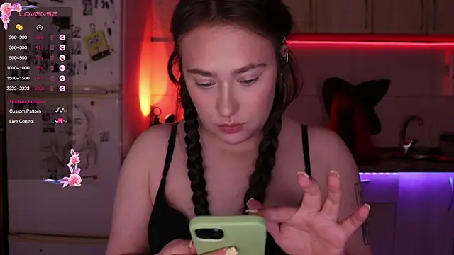 Snapshot of Golumm chatting on 10/27/25, 10:41 Golumm online show from 10/27/25, 10:41