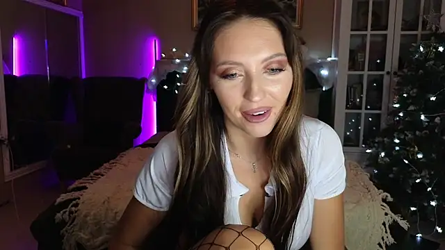 Snapshot of JoanneGG chatting on 12/13/24, 03:43 JoanneGG online show from 12/13/24, 03:43