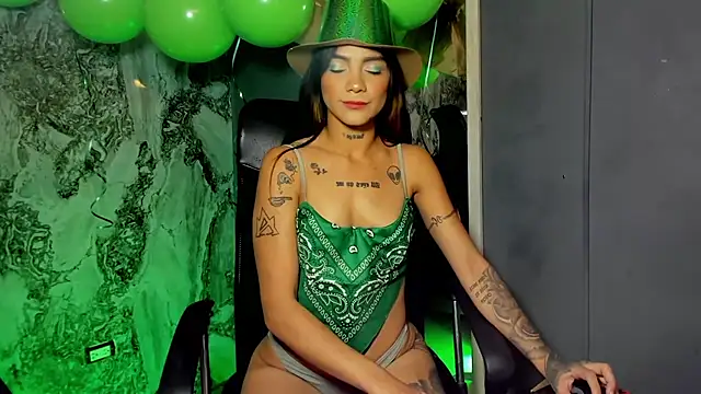 Snapshot of Trinna_harperr chatting on 03/17/25, 11:21 Trinna harperr online show from 03/17/25, 11:21