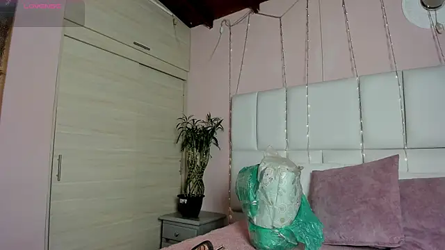 Snapshot of kiana_cream chatting on 03/19/25, 11:50 kiana cream online show from 03/19/25, 11:50