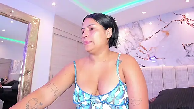 Snapshot of kiana_cream chatting on 11/07/25, 11:32 kiana cream online show from 11/07/25, 11:32