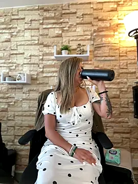  Abril-Office1 online show from 10/17/25, 03:36