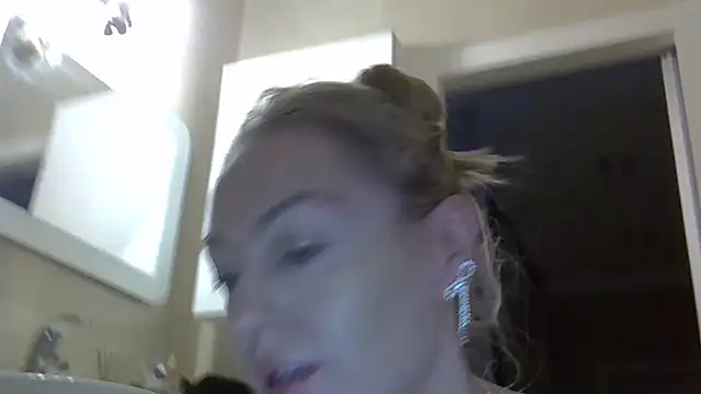 Snapshot of ZarinaSwift chatting on 12/15/24, 04:51 ZarinaSwift online show from 12/15/24, 04:51