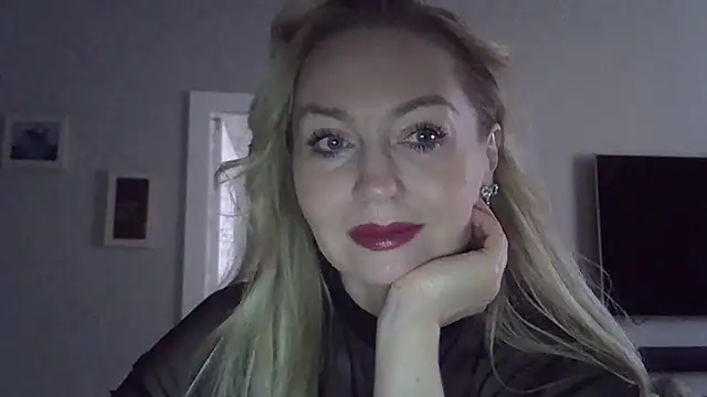 Snapshot of ZarinaSwift chatting on 10/08/25, 04:32 ZarinaSwift online show from 10/08/25, 04:32