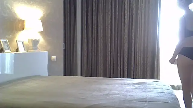 Snapshot of ZarinaSwift chatting on 10/13/25, 04:12 ZarinaSwift online show from 10/13/25, 04:12