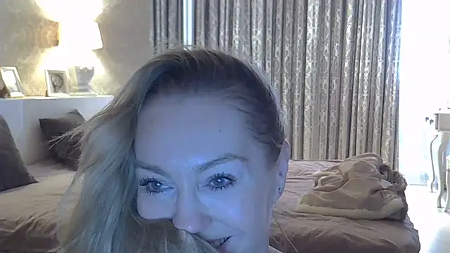 Snapshot of ZarinaSwift chatting on 10/19/25, 04:46 ZarinaSwift online show from 10/19/25, 04:46