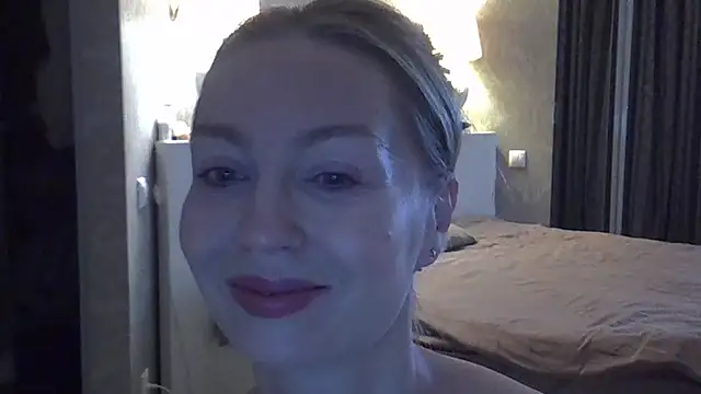 Snapshot of ZarinaSwift chatting on 10/22/25, 04:24 ZarinaSwift online show from 10/22/25, 04:24