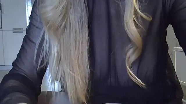 Snapshot of ZarinaSwift chatting on 04/11/26, 06:51 ZarinaSwift online show from 04/11/26, 06:51