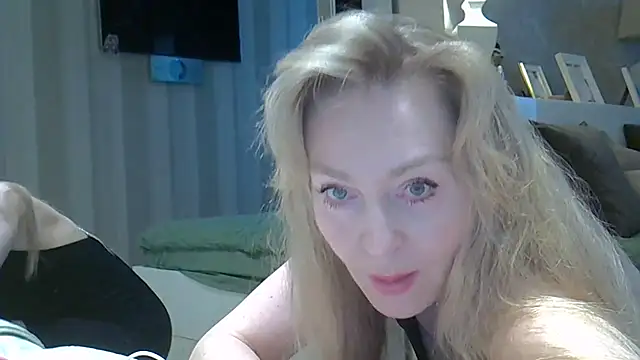 Snapshot of ZarinaSwift chatting on 04/18/26, 07:56 ZarinaSwift online show from 04/18/26, 07:56