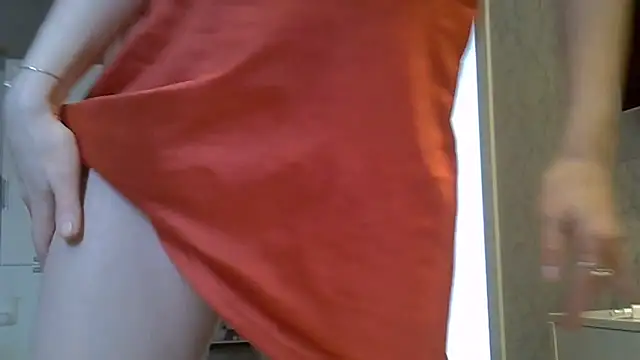 Snapshot of ZarinaSwift chatting on 05/16/26, 06:32 ZarinaSwift online show from 05/16/26, 06:32