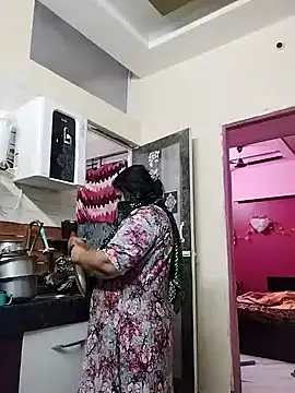 Snapshot of RESHMA_21 chatting on 02/22/25, 10:40 RESHMA 21 online show from 02/22/25, 10:40