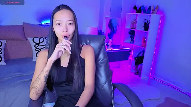 Snapshot of _MIURA_ chatting on 11/14/25, 01:15 MIURA online show from 11/14/25, 01:15