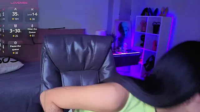 Snapshot of _MIURA_ chatting on 11/28/25, 01:08 MIURA online show from 11/28/25, 01:08