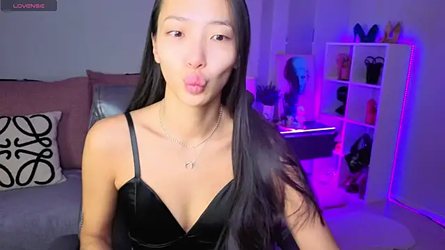 Snapshot of _MIURA_ chatting on 11/29/25, 12:13 MIURA online show from 11/29/25, 12:13