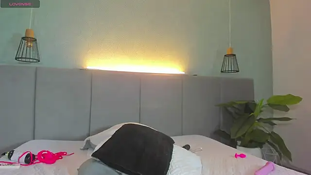 LiaVelez online show from 02/19/25, 07:27