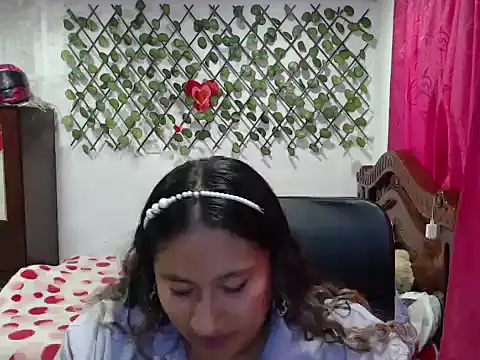 Snapshot of EmilyLove1014 chatting on 12/01/24, 10:21 EmilyLove1014 online show from 12/01/24, 10:21